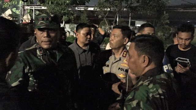 Panglima Kodam Jaya (Pangdam Jaya) Mayjen TNI Joni Supriyanto (kiri) dan Irjen Idham Azis (tengah) tiba di Polsek Ciracas. (Foto: Foto: Dok. Istimewa)