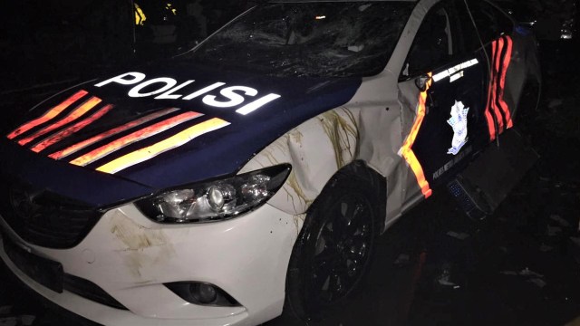 Mobil Polisi yang rusak di Polsek Ciracas. (Foto: Foto: Dok. Istimewa)