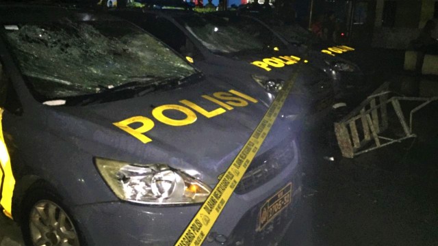 Beberapa mobil polisi Polsek Ciracas rusak. (Foto: Foto: Dok. Istimewa)