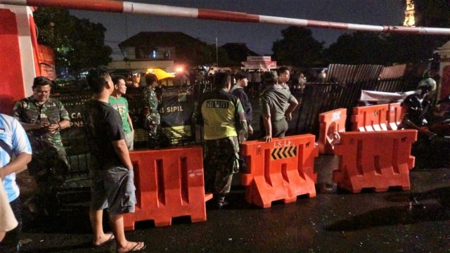 Situasi di sekitar Polsek Ciracas, beberapa personil TNI dan Polisi berjaga. (Foto: Foto: Dok. Istimewa)