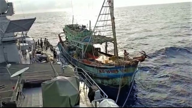 KRI Teuku Umar tangkap kapal ikan asing asal Vietnam di Perairan Natuna. Foto: Foto: Dok. Istimewa