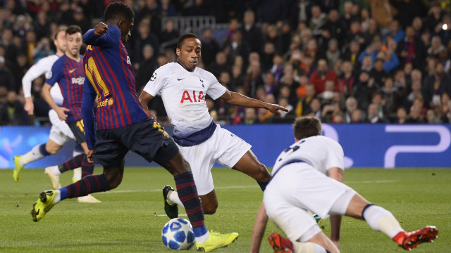 Ousmane Dembele berupaya melepaskan percobaan di dalam kotak penalti Spurs. (Foto: Josep Lago/AFP)