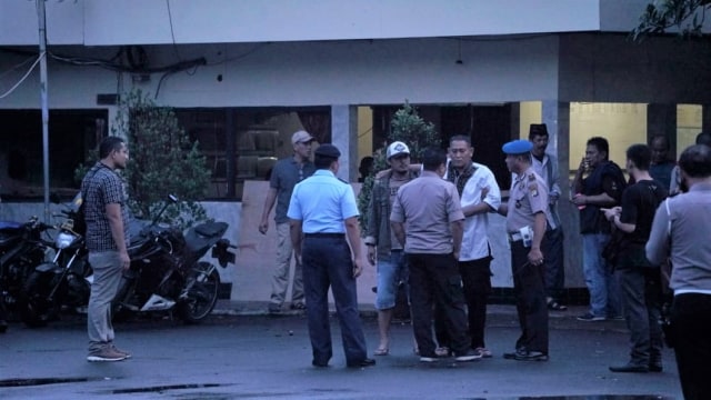 Anggota Polisi berjaga di sekitar Polsek Ciracas usai kerusuhan. (Foto: Foto: Dok. Istimewa)