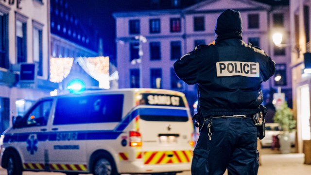 Polisi dan layanan darurat tiba di Place Gutenberg setelah penembakan  di Strasbourg, Perancis timur, Selasa (11/12/2018). (Foto: AFP/Abdesslam Mirdass)