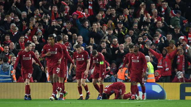 Pemain-pemain Liverpool merayakan gol Salah ke gawang Napoli. (Foto: Paul ELLIS / AFP)