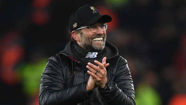 Senyum semringah Juergen Klopp usai Liverpool petik kemenangan. Foto: Paul ELLIS / AFP