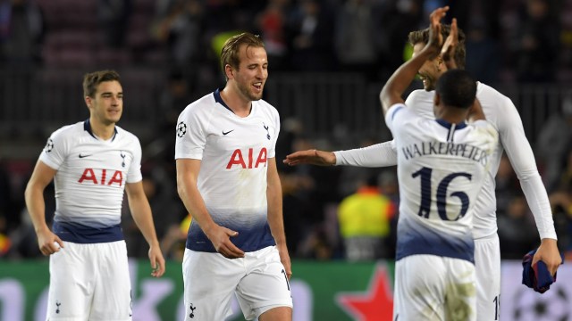 Kapten Tottenham Hotspur, Harry Kane, merayakan keberhasilan melaju ke babak 16 besar Liga Champions 2018/19. (Foto: JOSEP LAGO/AFP)