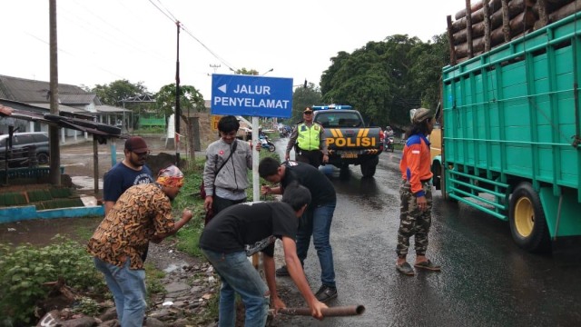 Papan peringatan yang dipasang warga pada jalur Paguyangan-Bumiayu. (Foto: Dok: Panturapost)