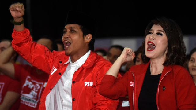 Ketua Umum PSI Grace Natalie (kanan) didampingi Sekretaris Jenderal PSI Raja Juli Antoni (kiri) ketika menghadiri Festival 11 di Surabaya, Jawa Timur, Selasa (11/12). Foto: ANTARA FOTO/M Risyal Hidayat