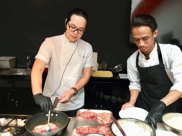Chef Adhika Maxi memberikan cooking demo steak wagyu di acara Year-End Gathering JAPFA (Foto: Safira Maharani/ kumparan)