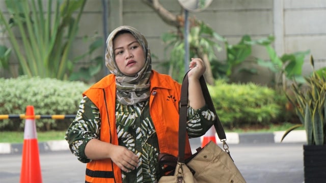Bupati Bekasi nonaktif Neneng Hasanah tiba untuk menjalani pemeriksaan di KPK, Jakarta, Rabu (12/12/2018). (Foto: Jamal Ramadhan/kumparan)