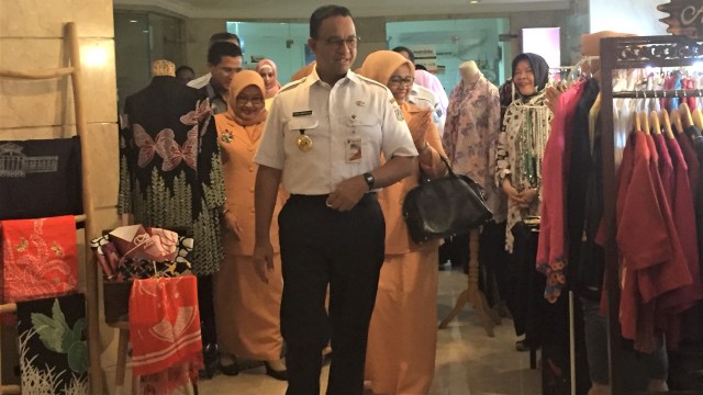 Gubernur DKI Anies Baswedan tiba di HUT Dharma Wanita Persatuan. (Foto:  Moh Fajri/kumparan)