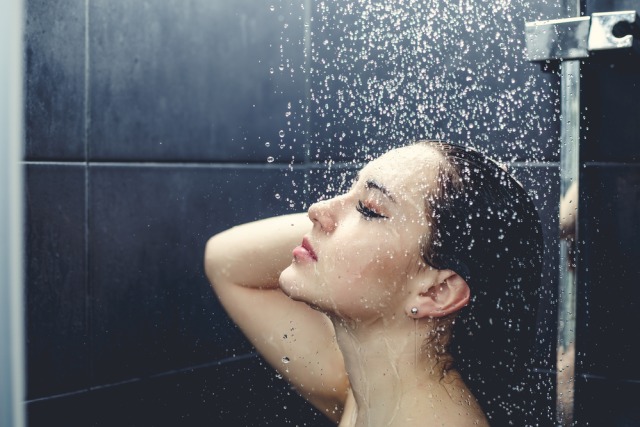 Hindari membilas rambut dengan air hangat. Foto: Shutterstock