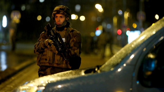 Tentara berjaga di Strasbourg, Prancis, Selasa (11/12/2018).  Foto: REUTERS/Vincent Kessler