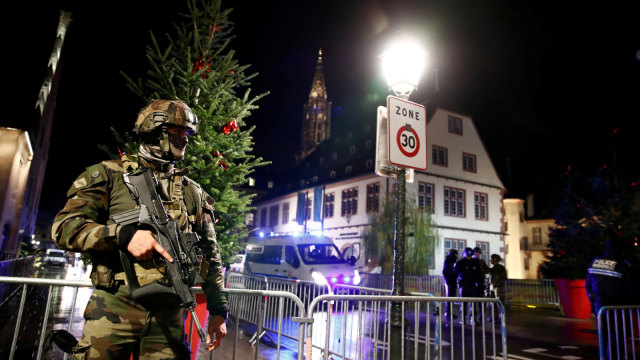 Tentara berjaga di lokasi penembakan di Strasbourg, Prancis, Selasa (11/12/2018).  (Foto: REUTERS/Christian Hartmann)