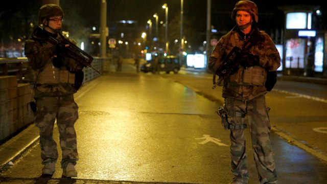 Tentara berjaga di lokasi penembakan di Strasbourg, Prancis, Selasa (11/12/2018).  Foto: REUTERS/Vincent Kessler