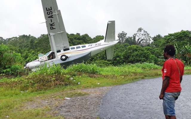 Pesawat Tergelincir di Bandara Kasonaweja akibat Landasan Tergenang