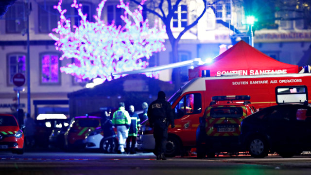 Suasana di lokasi penembakan di Strasbourg, Prancis, Selasa (11/12/2018).  (Foto: REUTERS/Christian Hartmann)