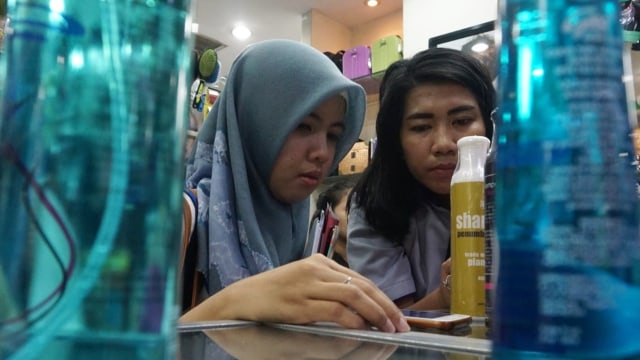 Badan Pengawasan Obat dan Makanan (BPOM) didampingi SatpolPP dan Polisi melakukan sidak dan memeriksa ke toko kosmetik di kawasan Pasar Baru, Jakarta, Rabu (12/12/2018). (Foto: Jamal Ramadhan/kumparan)