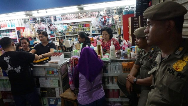 Badan Pengawasan Obat dan Makanan (BPOM) didampingi SatpolPP dan Polisi melakukan sidak dan memeriksa ke toko kosmetik di kawasan Pasar Baru, Jakarta, Rabu (12/12/2018). (Foto: Jamal Ramadhan/kumparan)