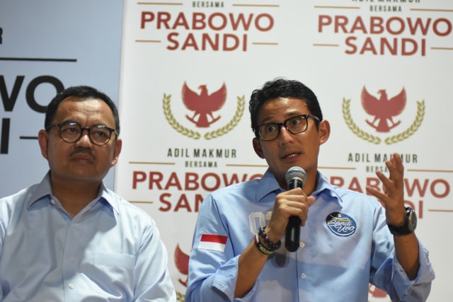 Sandiaga Uno (kanan) didampingi Direktur Materi Debat dan Kampanye Badan Pemenangan Nasional (BPN) Prabowo-Sandi Sudirman Said (kiri). (Foto: ANTARA FOTO/Indrianto Eko Suwarso)