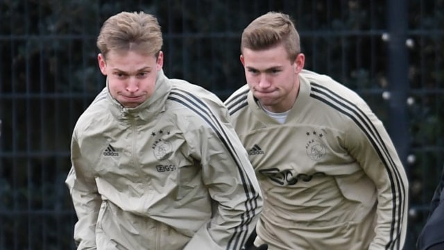 Frenkie de Jong (kiri) dan Matthijs de Ligt di sesi latihan Ajax. (Foto: Reuters/Stringer)