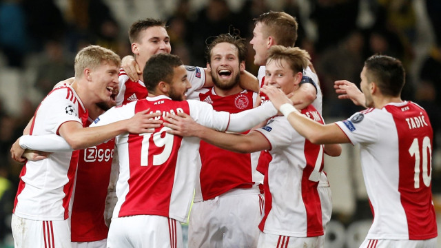 Selebrasi gol pemain-pemain Ajax di laga melawan AEK. (Foto: Reuters/Costas Baltas)