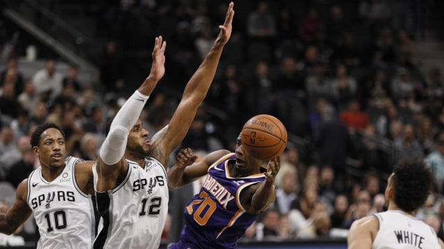 LeMarcus Aldridge (Spurs) menjaga pemain Suns. (Foto: Soobum Im-USA TODAY Sports via Reuters)
