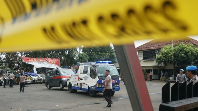 Sejumlah mobil yang dirusak massa di Polsek Ciracas, Jakarta Timur diderek petugas, Rabu (12/12). (Foto: Nugroho Sejati/kumparan)