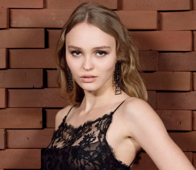 Inspirasi Gaya Rambut ala Lilly-Rose Depp yang Cocok Buat Cewek Berdahi Lebar dan Rambut Tipis