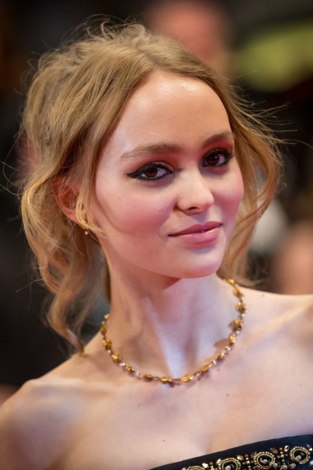 Inspirasi Gaya Rambut ala Lilly-Rose Depp yang Cocok Buat Cewek Berdahi Lebar dan Rambut Tipis (3)