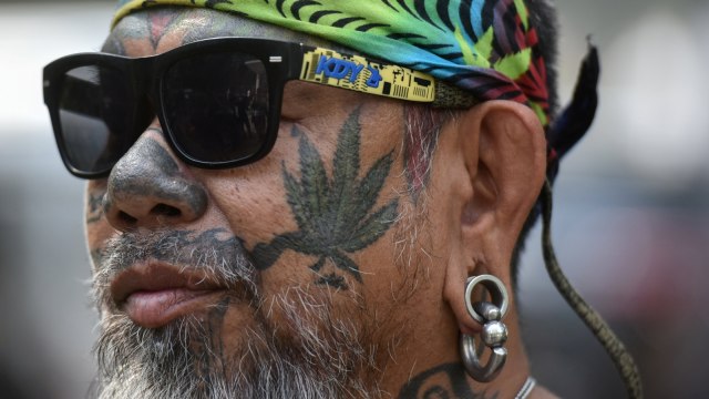 Salah seorang aktivis Thailand mengikuti kampanye untuk legalisasi marijuana medis di Bangkok, Thailand. (Foto: REUTERS/Panumas Sanguanwong)