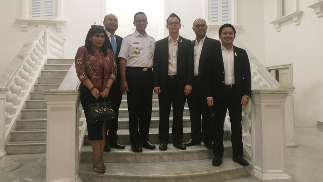 Gubernur DKI Anies Baswedan foto bersama dengan anggota baru Hipmi Jaya di Balai Kota. (Foto: Moh Fajri/kumparan)