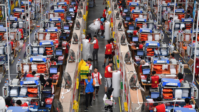 Pekerja mengemas barang pesanan konsumen saat Hari Belanja Online Nasional (Harbolnas) 2018 di Warehouse Lazada Indonesia, Depok, Jawa Barat, Rabu (12/12). (Foto: ANTARA FOTO/Sigid Kurniawan)
