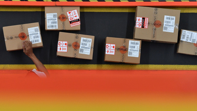 Pekerja mengemas barang pesanan konsumen saat Hari Belanja Online Nasional (Harbolnas) 2018 di Warehouse Lazada Indonesia, Depok, Jawa Barat, Rabu (12/12). Foto: ANTARA FOTO/Sigid Kurniawan