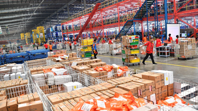 Pekerja mengemas barang pesanan konsumen saat Hari Belanja Online Nasional (Harbolnas) 2018 di Warehouse Lazada Indonesia, Depok, Jawa Barat, Rabu (12/12). Foto: ANTARA FOTO/Sigid Kurniawan