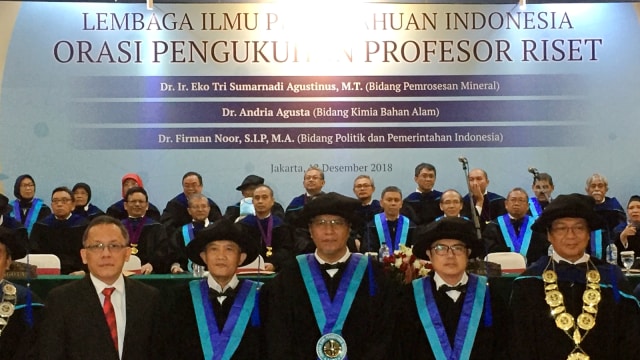 Kepala LIPI dan para Profesor Riset baru. (Foto: Sayid Mulki Razqa/kumparan)