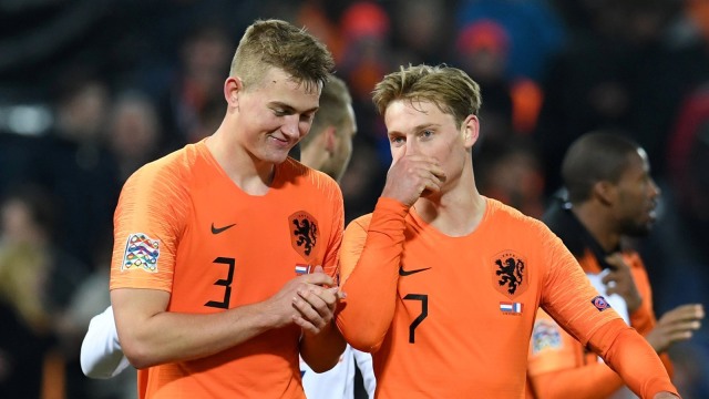 Matthijs de Ligt (kiri) dan Frenkie de Jong berbincang seusai laga Belanda vs Prancis. (Foto: Reuters/Stringer)
