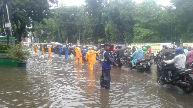 Banjir di Jl. Pasar Minggu Raya (Depan KPP Mampang Prapatan). (Foto: Twitter/@BPBDJakarta)