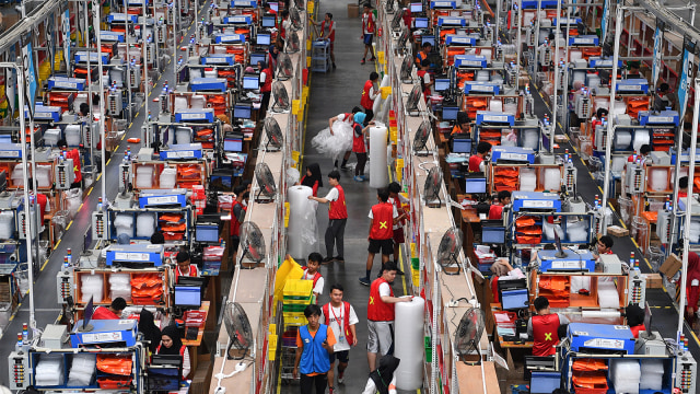 Pekerja mengemas barang pesanan konsumen saat Hari Belanja Online Nasional (Harbolnas) 2018. Foto: ANTARA FOTO/Sigid Kurniawan