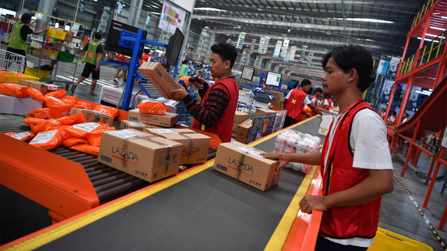 Pekerja menyortir barang pesanan konsumen saat Hari Belanja Online Nasional. Foto: ANTARA FOTO/Sigid Kurniawan
