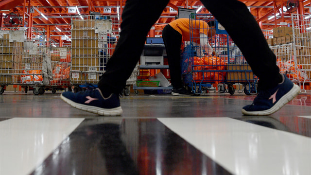Pekerja dari platform e-commerce merapikan barang pesanan konsumen. Foto: ANTARA FOTO/Sigid Kurniawan