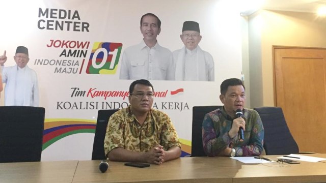 Juru Bicara Tim Kampanye Nasional Jokowi-Ma'ruf Amin Ace Hasan Syadzily (kanan) bersama Koordinator Media Posko Cemara memberikan keterangan pers merespon isu aktual, Rabu (12/12). (Foto: Rafyq Panjaitan/kumparan)