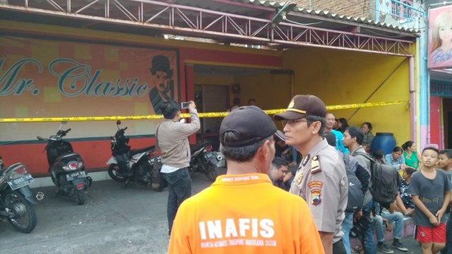Petugas INAFIS dari Polrestabes Semarang saat terjadi pembunuhan beberapa waktu lalu. (Foto: Afiati Tsalitsati/kumparan)