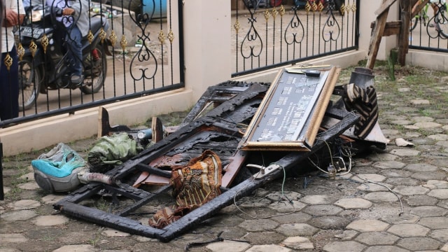 Perlengkapan masjid yang di bakar oleh pemuda yang mengalami gangguan jiwa di  Bogor. (Foto: Dok. Polresta Bogor)