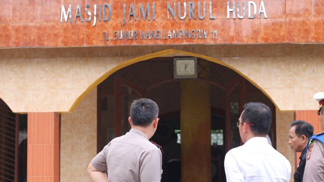 Anggota kepolisian dari Polresta Bogor melihat langsung ke lokasi pembakaran perlengkapan masjid oleh pemuda yang mengalami gangguan jiwa di Bogor. (Foto: Dok. Polresta Bogor)