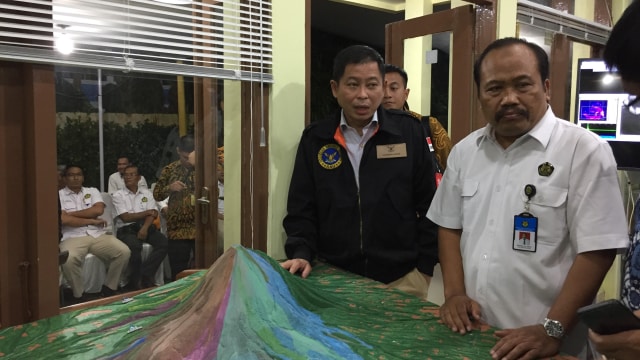Menteri Energi dan Sumber Daya Mineral (ESDM), Ignasius Jonan saat berkunjung ke Pos Pengamatan Gunung Merapi di Kaliurang, Sleman. (Foto: Kumparan/Arfiansyah Panji Purnandaru)