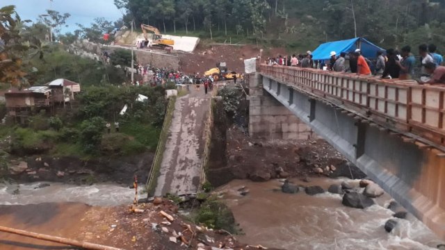 Jembatan Kaligenting di Pekalongan Ambrol, Akses 3 Kabupaten Terputus