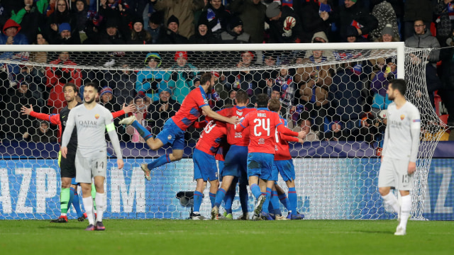 Pemain-pemain Viktoria Plzen rayakan gol Jan Kovarik ke gawang AS Roma. (Foto: REUTERS/David W Cerny)