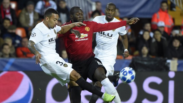 Romelu Lukaku (tengah) berupaya merebut bola dari penguasaan bek lawan. (Foto: JOSE JORDAN/AFP)